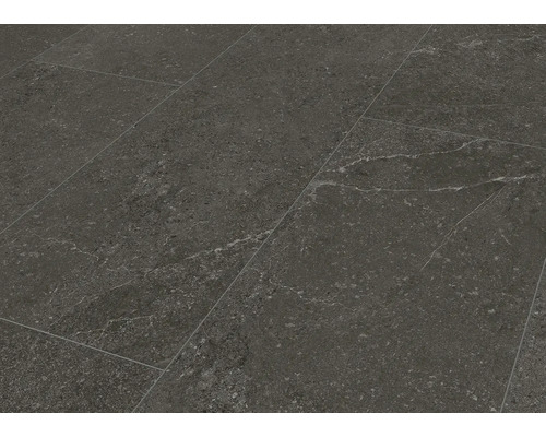 Großformatige Bodenfliese aus Feinsteinzeug in Steinoptik, dunkelgrau mit strukturierter Oberfläche und hellen Adern.