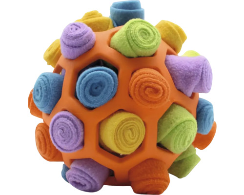 Oranger Gitterball für Hunde mit bunten, eingerollten Vliesstreifen als Schnüffelspielzeug.