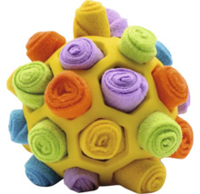 Schnüffelball für Hunde, gelber Gitterball aus Gummi mit bunten Rollen aus Fleece zur mentalen Auslastung.