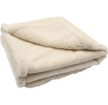 Zusammengefaltete cremefarbene Wohndecke mit flauschiger Sherpa-Innenseite und glatter Außenseite.