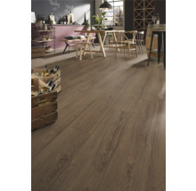 Rustikaler Laminatboden in Eichenoptik in einem hellen, geräumigen Raum mit Holztisch, Sesseln und Weinkisten im Landhausstil.