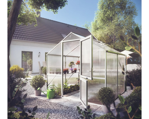 Gewächshaus mit Aluminiumrahmen und Hohlkammerplatten im Garten mit Topfpflanzen und einer Gießkanne.