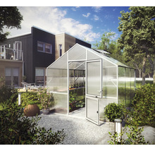 Modernes Gewächshaus mit weißem Aluminiumrahmen, Hohlkammerplatten und geteilter Tür in einem hellen, organisierten Garten.