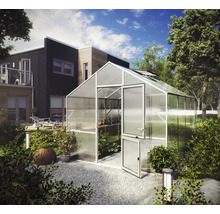 Freistehendes Gewächshaus aus Aluminium und Polycarbonat mit geteilter Tür und Dachfenster in einem modernen Garten.