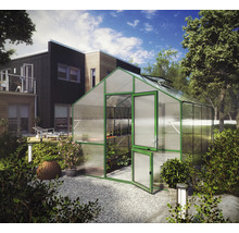 Freistehendes Gewächshaus mit grünem Aluminiumrahmen und Hohlkammerplatten in einem modernen Garten neben einem Wohnhaus.