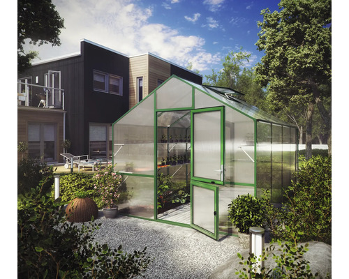 Freistehendes Gewächshaus mit grünem Aluminiumrahmen und Hohlkammerplatten in einem modernen Garten neben einem Wohnhaus.