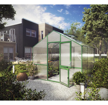 Gewächshaus mit grünem Aluminiumrahmen, Hohlkammerplatten, geteilter Tür und Dachfenster in einem organisierten Garten.