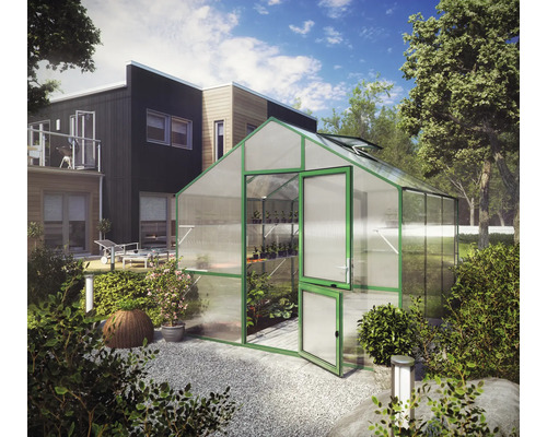 Gewächshaus mit grünem Aluminiumrahmen, Hohlkammerplatten, geteilter Tür und Dachfenster in einem organisierten Garten.
