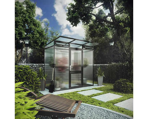 Modernes Gewächshaus mit dunklem Metallrahmen und Milchglaspaneelen in einem gestalteten Garten mit Steinweg und Pflanzen.