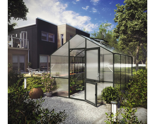 Modernes Gewächshaus mit Satteldach, schwarzem Aluminiumrahmen und Polycarbonatplatten in einem gepflegten Garten neben einem Wohnhaus.