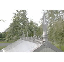 Dekorative Firstkrone für Gewächshäuser mit Spitzen und Ornamenten im viktorianischen Stil auf einem Gewächshausdach.
