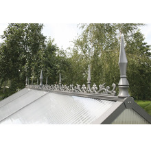 Dekorativer Firstkamm für Gewächshausdächer aus Metall mit Zierspitzen und Ornamenten.
