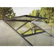 Automatischer Fensteröffner an einem geöffneten Dachfenster eines Gewächshauses mit Stegplatten.