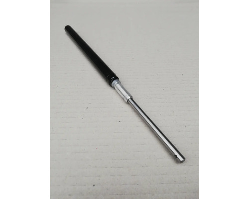 Gasdruckfeder aus Metall mit schwarzem Zylinder und silberner Kolbenstange.