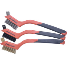 Pattfield Drahtbürsten-Set mit drei Bürsten mit Borsten aus Stahl, Nylon und Messing sowie ergonomischen Griffen in Orange und Schwarz.