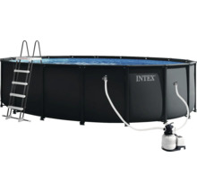 Intex Aufstellpool oval mit schwarzer Außenwand, Sicherheitsleiter und Sandfilteranlage.