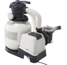 Intex Sandfilteranlage für Pools mit weißem Filterkessel, schwarzem Ventil, Pumpe und Verbindungsschlauch auf schwarzer Grundplatte.