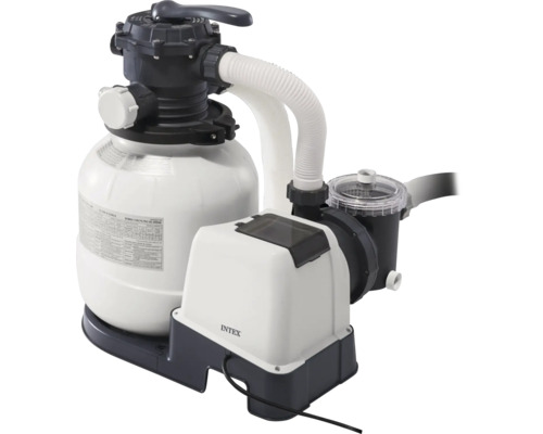 Intex Sandfilteranlage für Pools mit weißem Filterkessel, schwarzem Ventil, Pumpe und Verbindungsschlauch auf schwarzer Grundplatte.