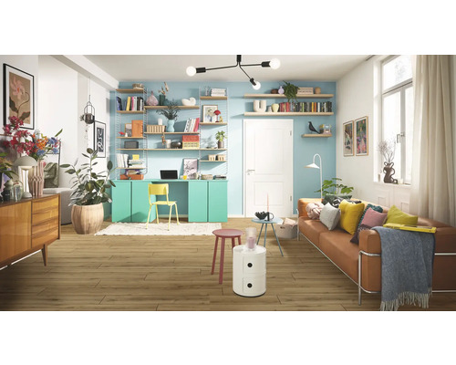 Helles, modern eingerichtetes Wohnzimmer mit Laminatboden in Holzoptik, mintgrünem Schreibtisch, Wandregalen und braunem Sofa.