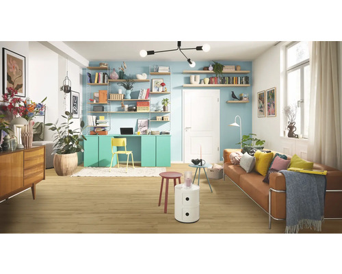 Modernes, helles Wohnzimmer mit hellem Boden in Holzoptik, hellblauer Wand, türkisfarbenem Schreibtisch und braunem Sofa.