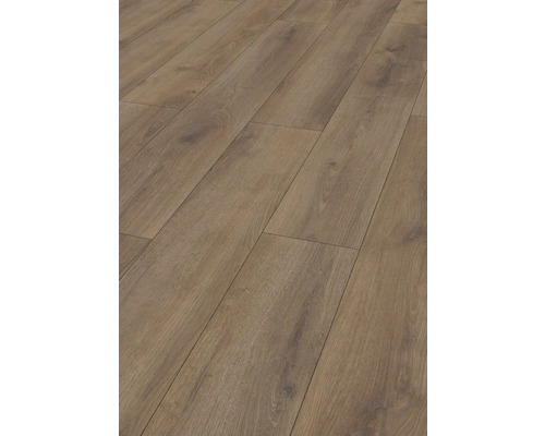 Laminatboden in Eichenoptik mit natürlicher Holzmaserung als Landhausdiele verlegt.