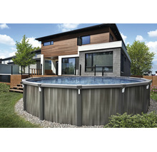 Großer runder Aufstellpool mit Paneelen in Holzoptik in einem modernen Garten neben einem Haus mit Holzterrasse und Rasen.