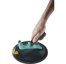 Wolfcraft Zentrierhilfe für Lochsägen mit Saugnapf und Handgriff, von einer Hand gehalten.