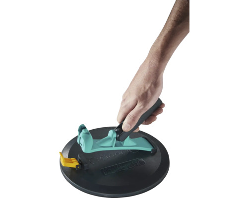 Wolfcraft Zentrierhilfe für Lochsägen mit Saugnapf und Handgriff, von einer Hand gehalten.