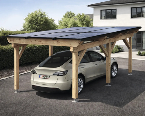 Freistehender Solar-Carport aus hellem Holz mit Photovoltaik-Modulen auf dem Dach, unter dem ein weißes Elektroauto steht.
