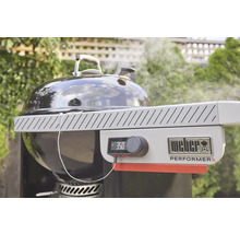 Nahaufnahme eines Weber Performer Holzkohlegrills mit digitaler Temperaturanzeige von 350 Grad und angeschlossenem Temperaturfühler.