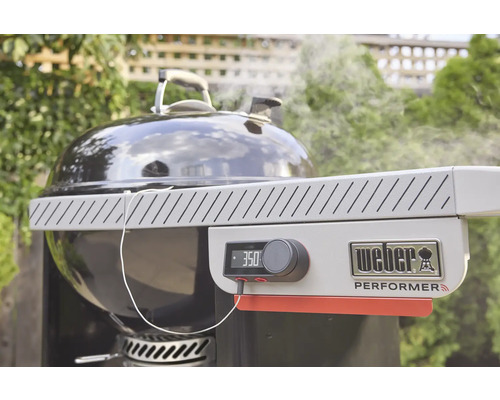 Nahaufnahme eines Weber Performer Holzkohlegrills mit digitaler Temperaturanzeige von 350 Grad und angeschlossenem Temperaturfühler.