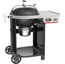 Schwarzer Weber Holzkohlegrill Performer mit Rollwagen, seitlichem Ablagetisch, digitalem Thermometer und Weber Logo.