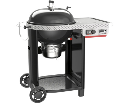 Schwarzer Weber Holzkohlegrill Performer mit Rollwagen, seitlichem Ablagetisch, digitalem Thermometer und Weber Logo.