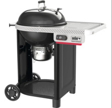 Weber Performer Holzkohlegrill mit schwarzem Kessel, weißem Seitentisch, fahrbarem Untergestell und digitaler Anzeige.
