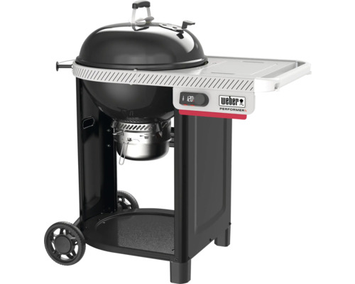 Weber Performer Holzkohlegrill mit schwarzem Kessel, weißem Seitentisch, fahrbarem Untergestell und digitaler Anzeige.