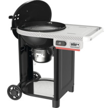 Weber Holzkohlegrill Performer mit offenem Deckel, seitlichem Tisch, Wagen auf Rollen, digitalem Timer und Weber Logo.
