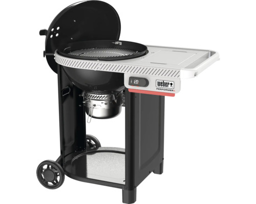 Weber Holzkohlegrill Performer mit offenem Deckel, seitlichem Tisch, Wagen auf Rollen, digitalem Timer und Weber Logo.
