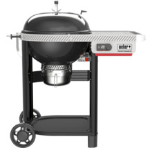 Weber Performer Holzkohlegrill in Schwarz mit digitalem Display für 120 Grad Celsius, Deckel, Seitenablage und Rollwagen mit Rädern.