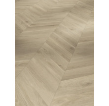 Bodenbelag in heller Holzoptik mit Chevron Muster und sichtbarer Maserung.