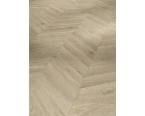Bodenbelag in heller Holzoptik mit Chevron Muster und sichtbarer Maserung.