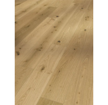 Holzbodenbelag mit natürlicher Maserung und sichtbaren Astlöchern in Landhausdielen-Optik.