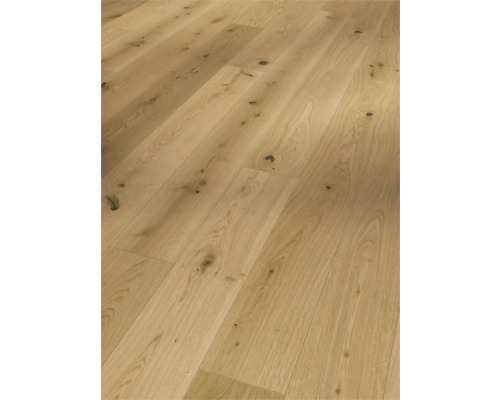 Holzbodenbelag mit natürlicher Maserung und sichtbaren Astlöchern in Landhausdielen-Optik.
