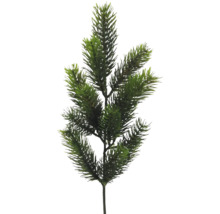 Künstlicher grüner Tannenzweig aus Kunststoff für die Weihnachtsdekoration.