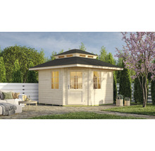 Gartenhaus aus Holz mit zweistufigem Dach, einer Glastür und zwei Sprossenfenstern auf einer Steinterrasse in einem hellen Garten.