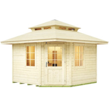 Gartenhaus aus hellem Holz mit abgestuftem Pagodendach, einer Tür mit Glaseinsatz und zwei Sprossenfenstern.