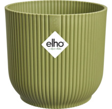 Grüner elho Blumentopf aus Kunststoff mit vertikaler Rillenstruktur und elho Logo.