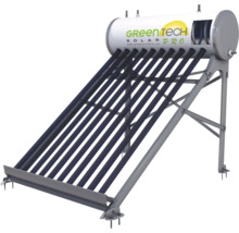 Green Tech Solar Pro Solarthermie-Anlage mit schwarzen Vakuumröhrenkollektoren und weißem Warmwasserspeicher auf grauem Metallgestell.