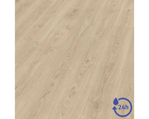 Laminatboden in Holzoptik mit Maserung und Astlöchern sowie Symbol für 24 Stunden Wasserresistenz.