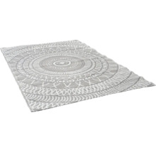 Rechteckiger Outdoor-Teppich mit kreisförmigem Mandala-Muster in Grau und Weiß.