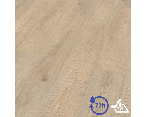 Laminatboden in Eichenoptik mit Holzmaserung, 72 Stunden wasserresistent und strapazierfähig.